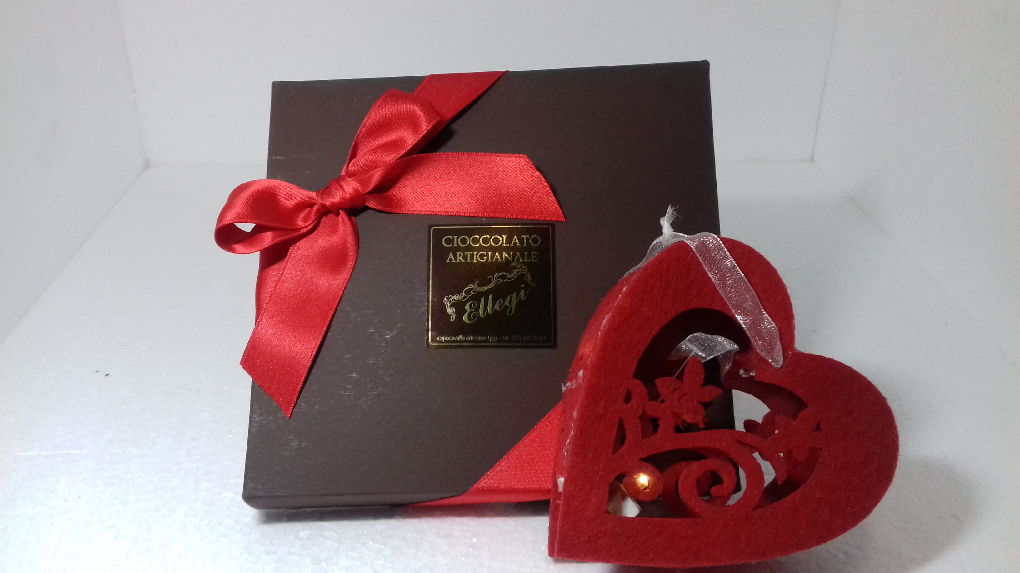 scatola 20 cioccolatini cuore e cuore led